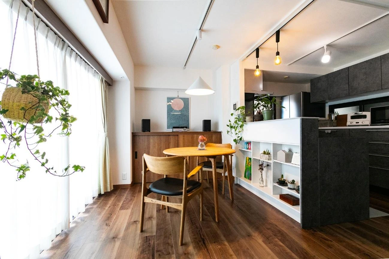 マンションをリノベーションしたダイニングと対面キッチン