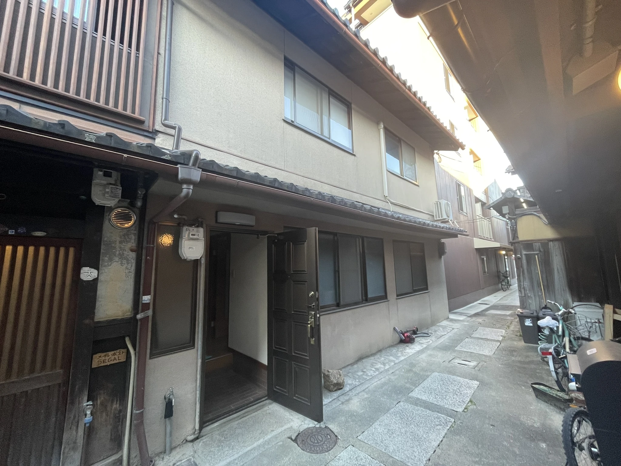 京都の路地に建つ京町家の外観
