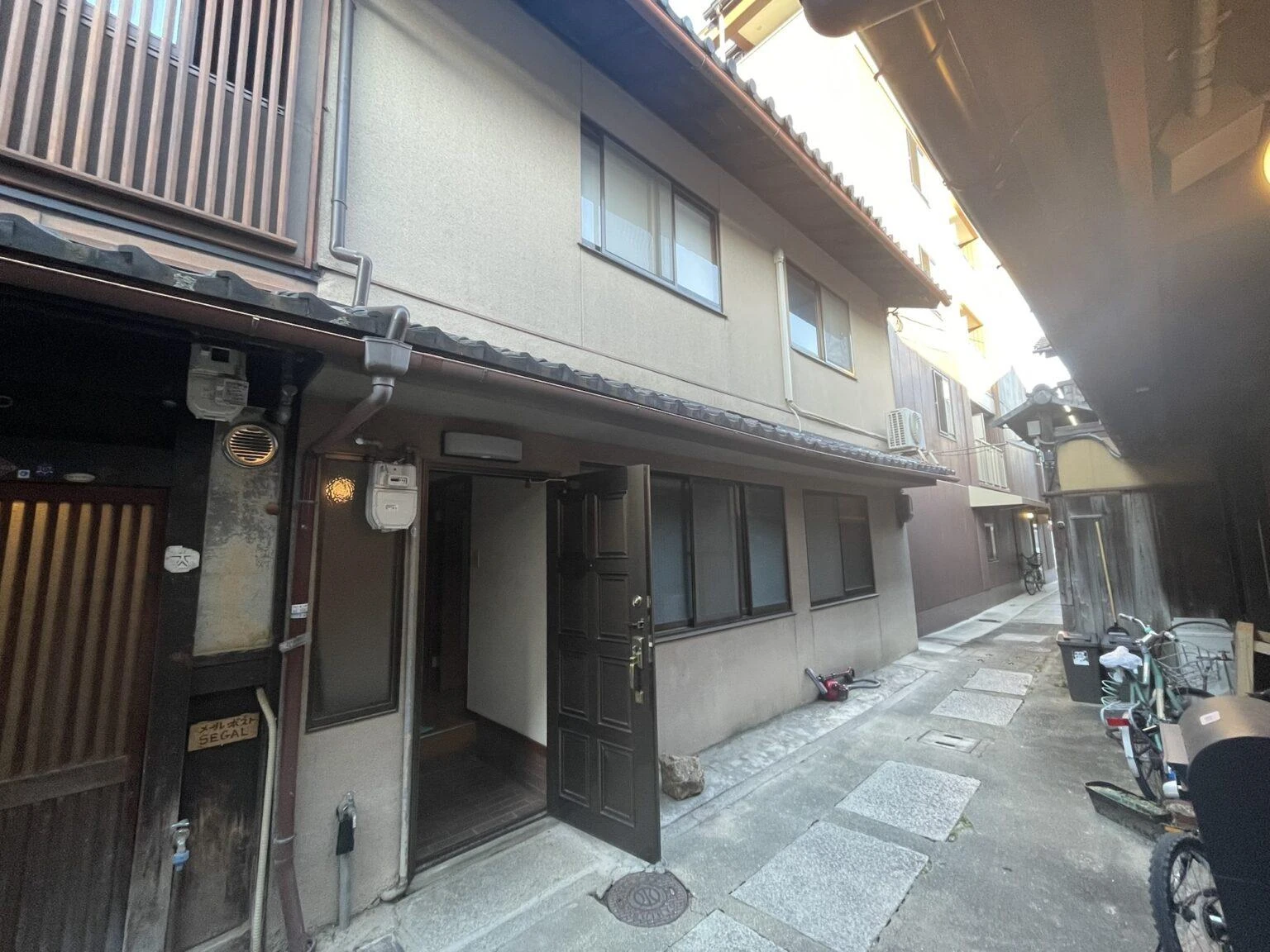 京都の路地に建つ京町家の外観
