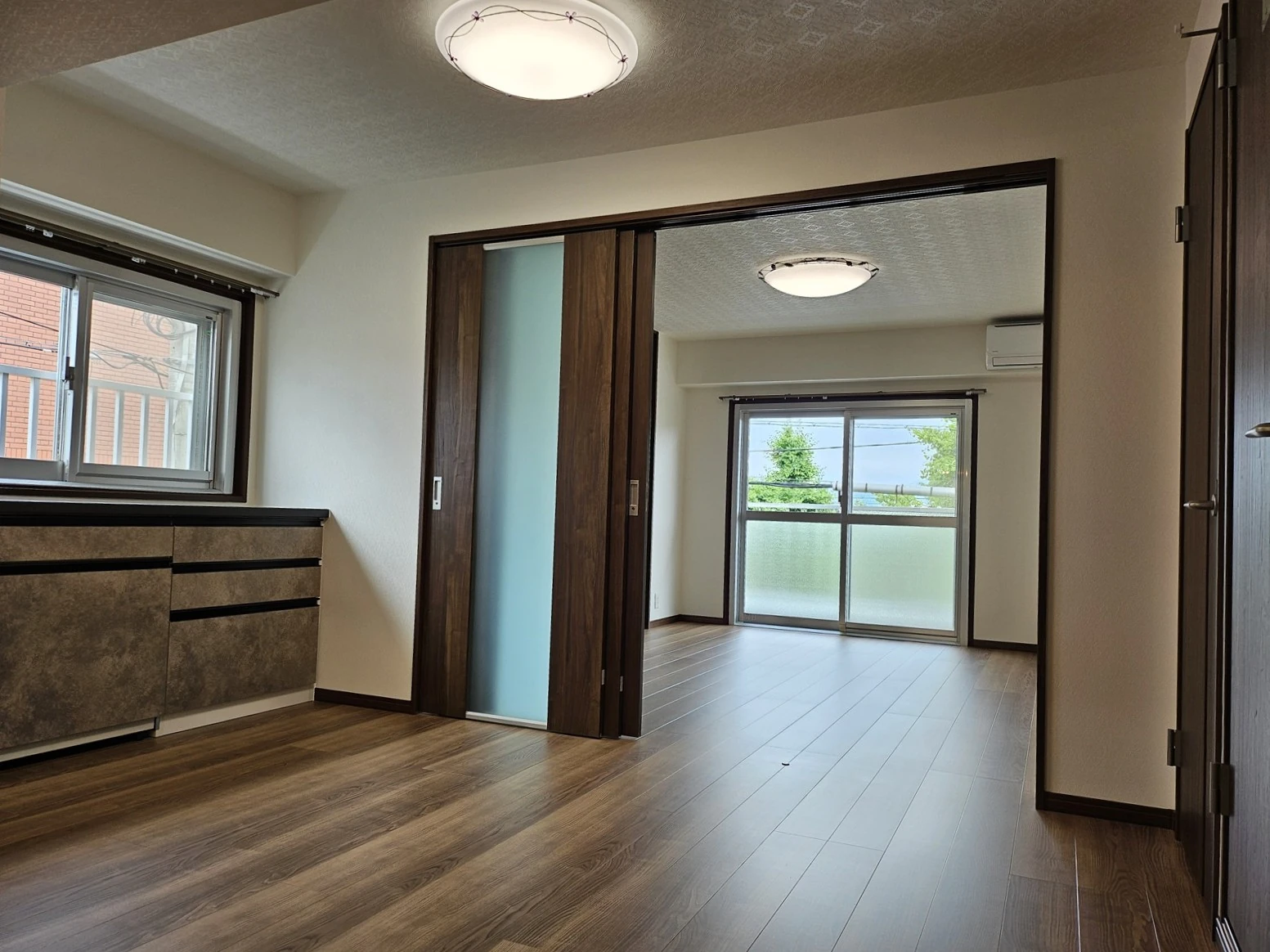 全面リフォームしたマンションのリビングと続き間