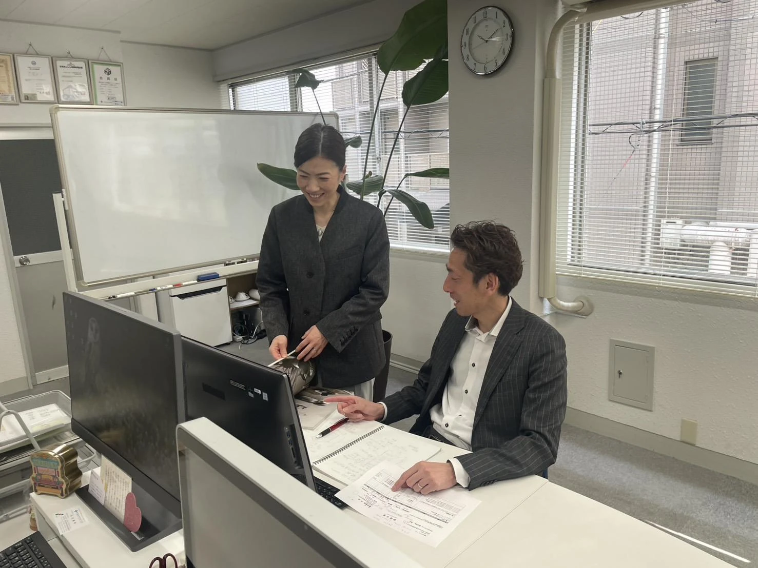 リフォーム会社の事務所で担当者が打ち合わせをする様子