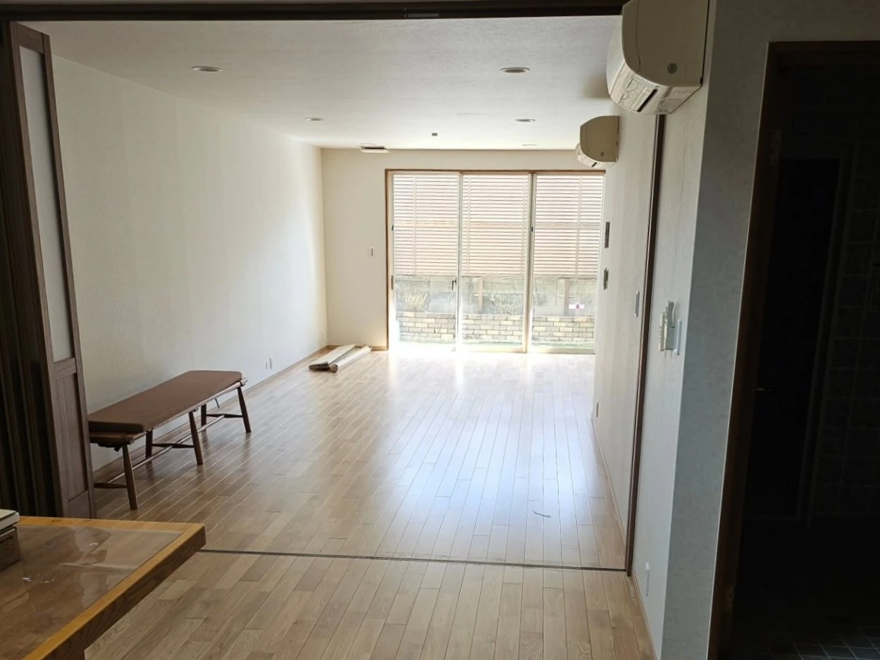 掃き出し窓から光が入るリフォーム後の居室