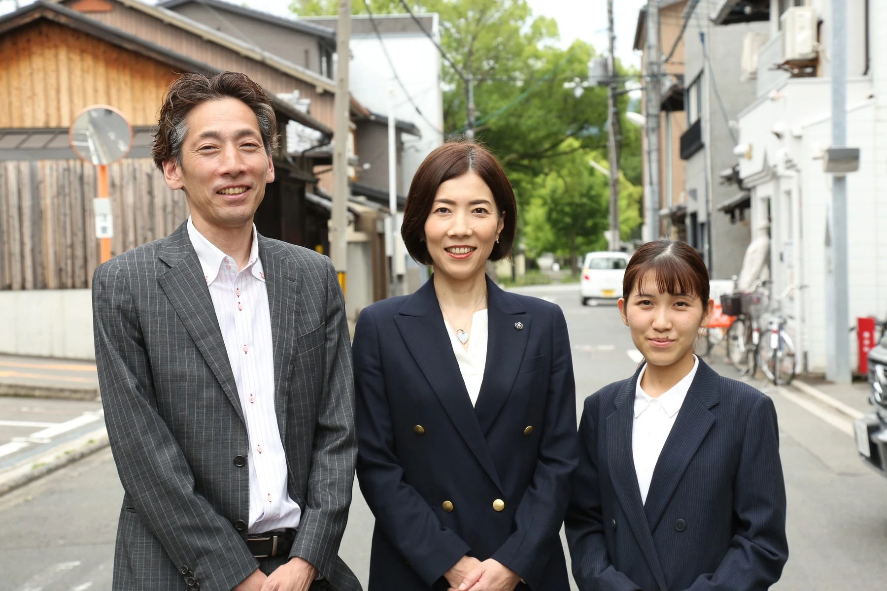 京町家の前に立つCRASリフォームのスタッフ