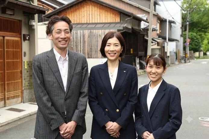 京町家の前に立つCRASリフォームのスタッフ