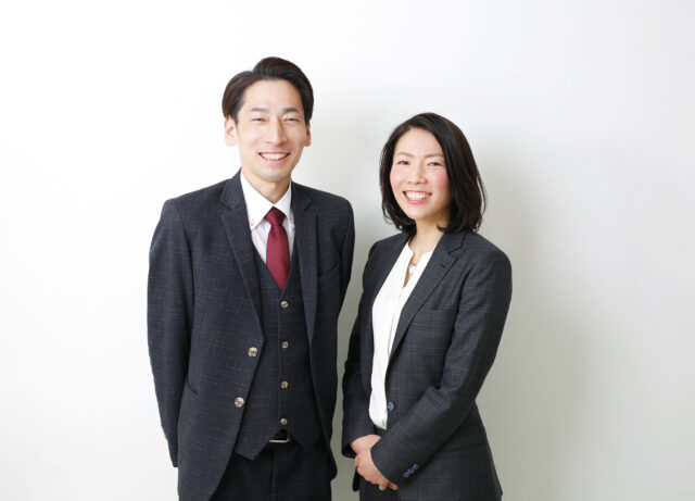 代表の長谷川、四方のスタッフ写真